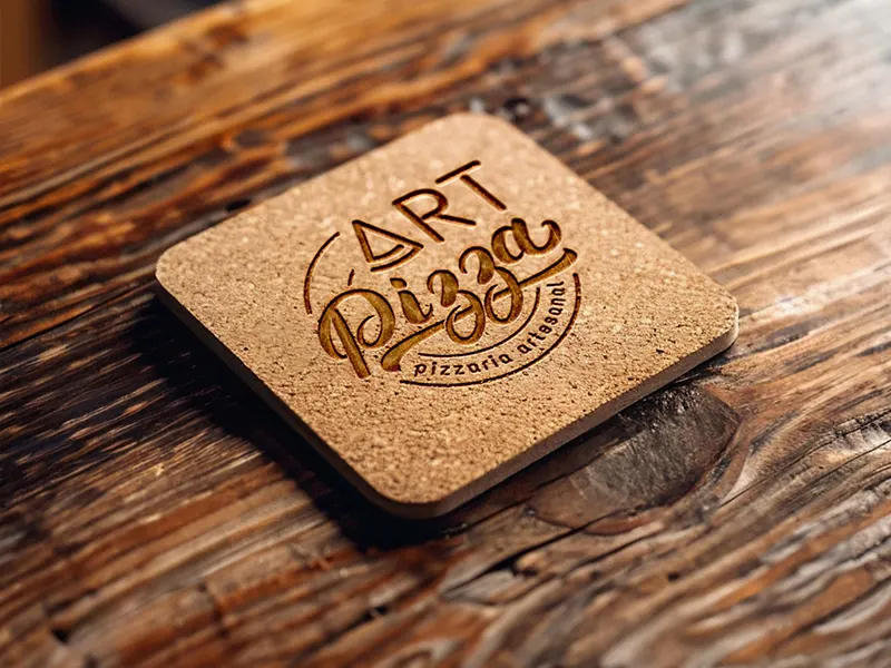 Logótipo Art Pizza gravado numa base de cortiça