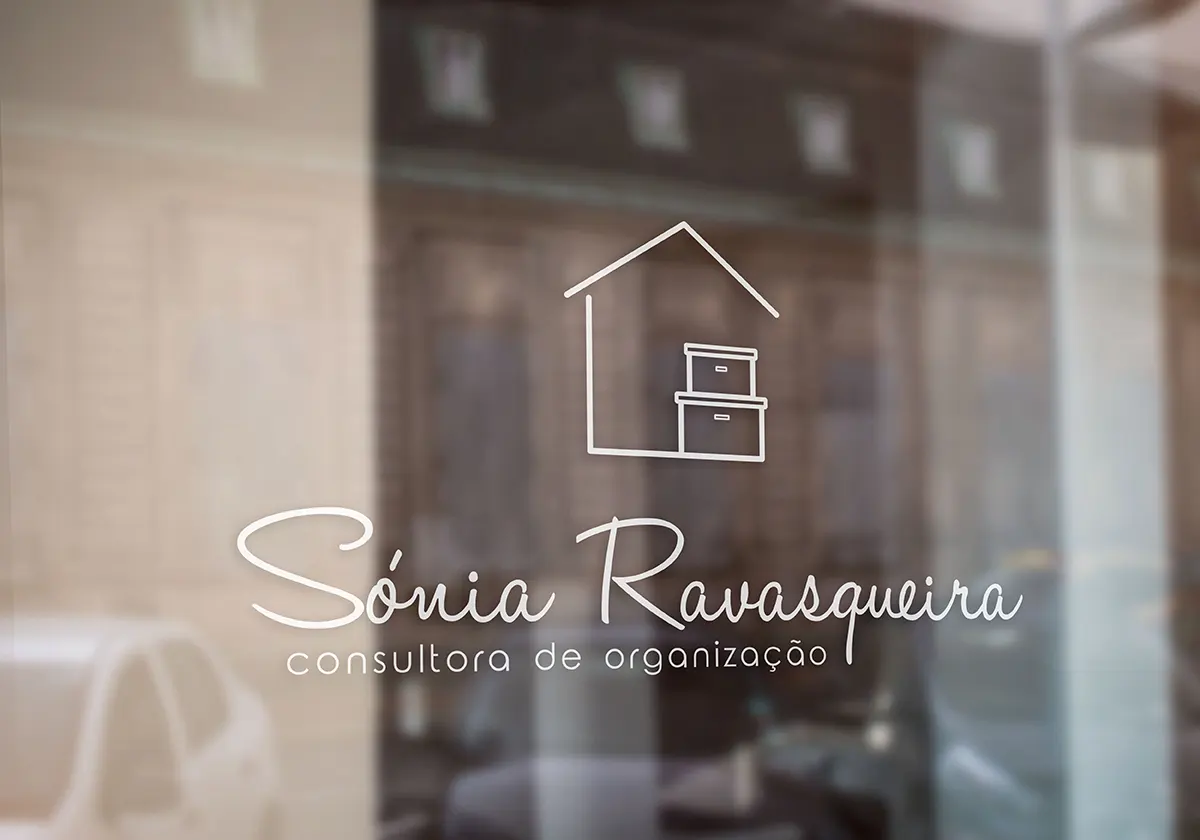 Identidade Sónia Ravasqueira aplicada numa montra
